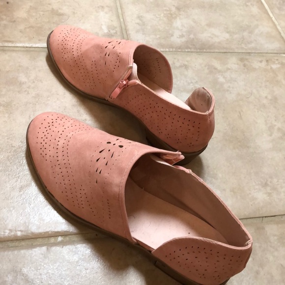 Women’s Shoes - Picture 1 of 2